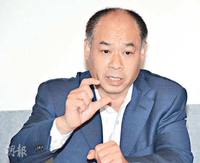 李寧昨宣布,將投資14至18億元,用以支持經銷清理庫存。執行主席李寧表示,希望有助新貨及早推出,令集團與經銷商盡快恢復盈利。(陳淑安攝) 李寧昨宣布,將投資14至18億元,用以支持經銷清理庫存。執行主席李寧表示,希望有助新貨及早推出,令集團與經銷商盡快恢復盈利。(陳淑安攝)