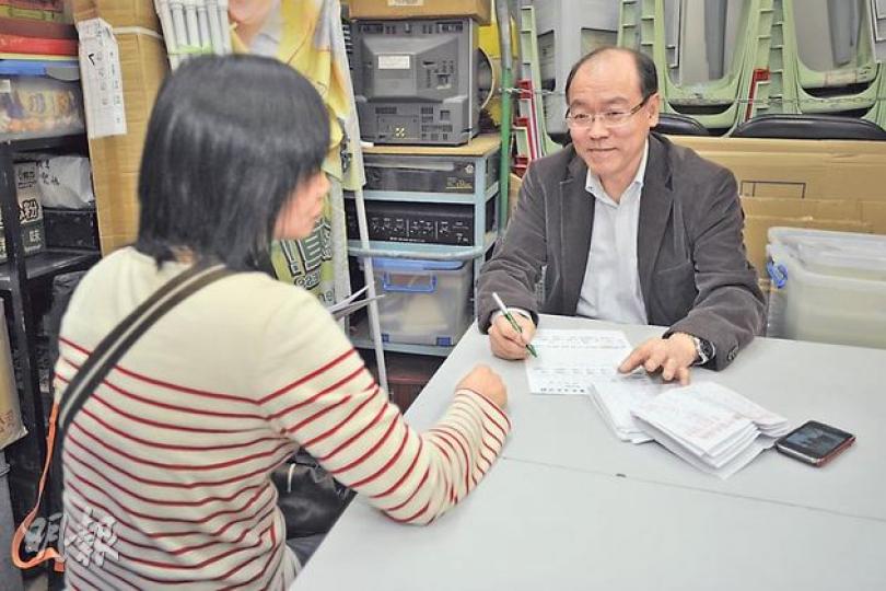民協馮檢基(右)出院後隨即復工,噚日去咗大坑東邨辦事處見市民,好多街坊主動問候佢。(葉家豪攝) 民協馮檢基(右)出院後隨即復工,噚日去咗大坑東邨辦事處見市民,好多街坊主動問候佢。(葉家豪攝)