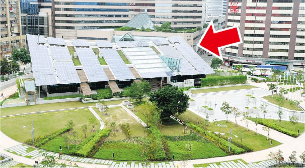 零碳天地(箭嘴示)坐落全港首個人造都市原生林之中,但因樹木仍未長大,觀感與一般公園無異。(尹錦恩攝)零碳天地採用了12台大型流量低轉速吊扇,扇葉設計參考飛機翼,速度不快但可產生很強風力。圖中職員正示範室內展館的投射互動遊戲。 (尹錦恩攝)(明報製圖) 零碳天地(箭嘴示)坐落全港首個人造都市原生林之中,但因樹木仍未長大,觀感與一般公園無異。(尹錦恩攝)零碳天地採用了12台大型流量低轉速吊扇,扇葉設計參考飛機翼,速度不快但可產生很強風力。圖中職員正示範室內展館的投射互動遊戲。 (尹錦恩攝)(明報製圖)