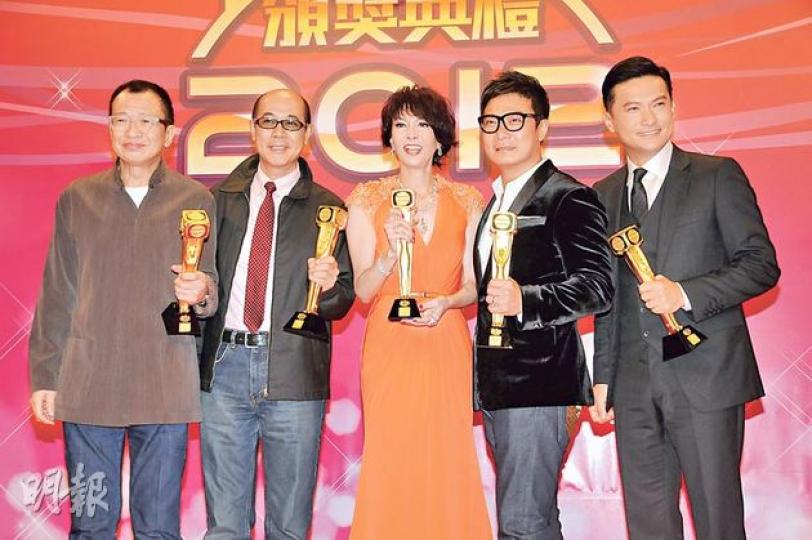 許紹雄(左起)、李成昌、鄭裕玲、錢嘉樂與陳錦鴻奪得「傑出演員大獎」,獲得全場掌聲。(攝影:鍾偉茵、孫華中) 許紹雄(左起)、李成昌、鄭裕玲、錢嘉樂與陳錦鴻奪得「傑出演員大獎」,獲得全場掌聲。(攝影:鍾偉茵、孫華中)