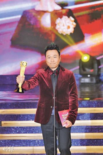 黎耀祥演技已達爐火純青,全民投票之下三度稱帝,成為民心所向的視帝。(攝影:鍾偉茵、孫華中)黎耀祥《大太監》(微博圖片)林峯人氣當旺卻大熱倒灶,令不少人跌眼鏡。(攝影:鍾偉茵、孫華中)楊怡用了10多年時間磨練演技,終於登上視后,她含淚多謝全民投票。(攝影:鍾偉茵、孫華中)楊怡《名媛望族》(微博圖片)宣布「最佳女主角」一刻,楊怡有點愕然,勁敵徐子珊(右)亦上前恭賀。(攝影:鍾偉茵、孫華中)羅仲謙看到緋聞女友楊怡奪獎也跟住落淚。(攝影:鍾偉茵、孫華中)影后葉德嫻頒獎給黎耀祥,令祥仔恭敬迎接。(攝影:鍾 黎耀祥演技已達爐火純青,全民投票之下三度稱帝,成為民心所向的視帝。(攝影:鍾偉茵、孫華中)黎耀祥《大太監》(微博圖片)林峯人氣當旺卻大熱倒灶,令不少人跌眼鏡。(攝影:鍾偉茵、孫華中)楊怡用了10多年時間磨練演技,終於登上視后,她含淚多謝全民投票。(攝影:鍾偉茵、孫華中)楊怡《名媛望族》(微博圖片)宣布「最佳女主角」一刻,楊怡有點愕然,勁敵徐子珊(右)亦上前恭賀。(攝影:鍾偉茵、孫華中)羅仲謙看到緋聞女友楊怡奪獎也跟住落淚。(攝影:鍾偉茵、孫華中)影后葉德嫻頒獎給黎耀祥,令祥仔恭敬迎接。(攝影:鍾