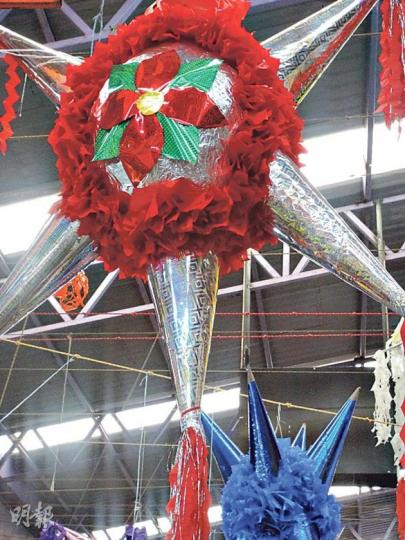 在街市或商店,都見有各式pinata,墨國人多用它作聖誕裝飾,比聖誕樹還普遍。(日希攝) 在街市或商店,都見有各式pinata,墨國人多用它作聖誕裝飾,比聖誕樹還普遍。(日希攝)