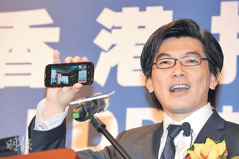 中移動香港昨發布TD-LTE和LTE FDD融合網絡,圖為中移動香港總裁李帆風演示通過融合網絡,與深圳同事進行視頻通話的效果。(劉焌陶攝) 中移動香港昨發布TD-LTE和LTE FDD融合網絡,圖為中移動香港總裁李帆風演示通過融合網絡,與深圳同事進行視頻通話的效果。(劉焌陶攝)
