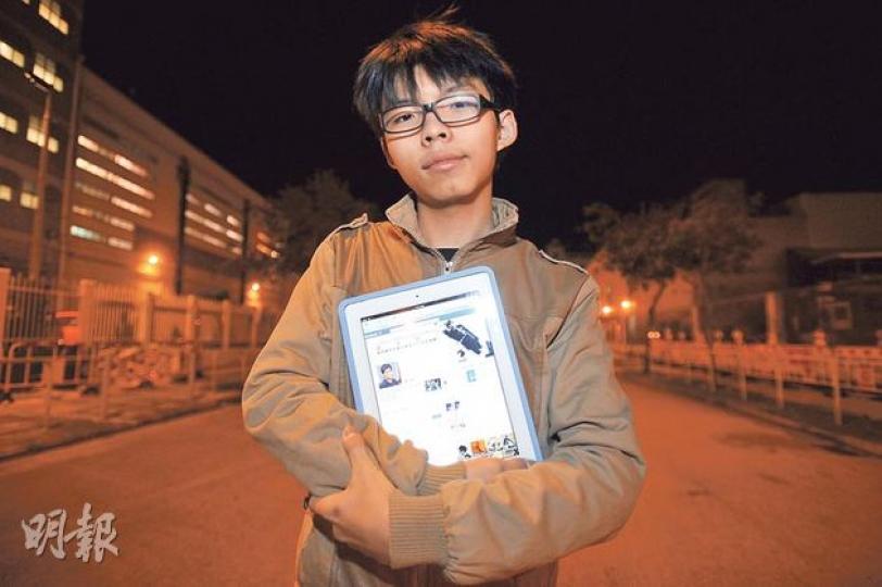 智能手機及平板電腦普及,成為青少年上網分享言論主要渠道之一,學民思潮召集人黃之鋒(圖)認為,能成功動員數以萬計港人參與反國教科運動,足證政策內容存在很大問題,而facebook僅屬傳播工具的一種,相信香港市民不會因一句半句網絡言論就決定上街抗爭。(葉家豪攝) 智能手機及平板電腦普及,成為青少年上網分享言論主要渠道之一,學民思潮召集人黃之鋒(圖)認為,能成功動員數以萬計港人參與反國教科運動,足證政策內容存在很大問題,而facebook僅屬傳播工具的一種,相信香港市民不會因一句半句網絡言論就決定上街抗爭。(葉家豪攝)