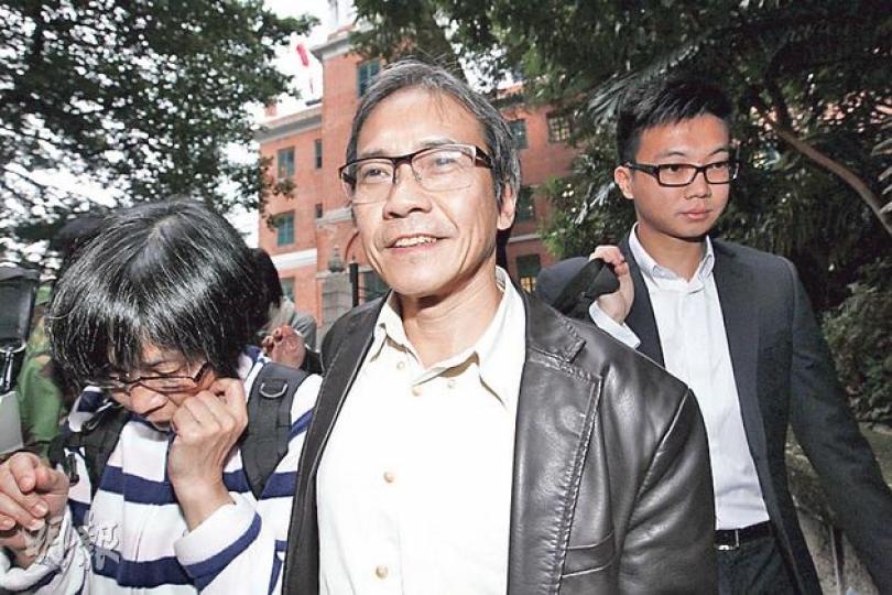 任職港燈工程師30年的陳永亨(前),當晚與妻子(前左)、長子陳永基(後)及幼女陳健欣登船,稱在撞船後曾聽到「砰」一聲巨響,懷疑是機房入水引起爆炸。(郭慶輝攝) 南丫四號乘客證人鄭燕賓(左),肇事當晚與丈夫、長子及幼子陳金灝(右)一同上船,惜最後丈夫隨船身下沉跌入海中。(郭慶輝攝) 南丫四號乘客林木蓮指出,撞船後兩艘船曾因撞力自然彈開,其時南丫四號已入水,海泰號隨後才駛離並轉彎,船其後加速下沉。(郭慶輝攝) (明報製圖) 任職港燈工程師30年的陳永亨(前),當晚與妻子(前左)、長子陳永基(後)及幼女陳健欣登船,稱在撞船後曾聽到「砰」一聲巨響,懷疑是機房入水引起爆炸。(郭慶輝攝) 南丫四號乘客證人鄭燕賓(左),肇事當晚與丈夫、長子及幼子陳金灝(右)一同上船,惜最後丈夫隨船身下沉跌入海中。(郭慶輝攝) 南丫四號乘客林木蓮指出,撞船後兩艘船曾因撞力自然彈開,其時南丫四號已入水,海泰號隨後才駛離並轉彎,船其後加速下沉。(郭慶輝攝) (明報製圖)