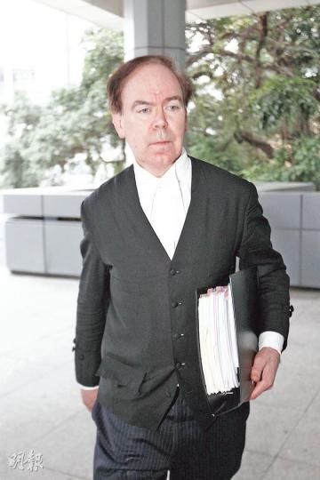 代表華懋慈善基金的御用大律師Frank Hinks指出,龔如心遺囑沒表明以信託形式處理遺產,亦沒指明各部分遺產如何用於慈善,認為律政司說法不合理。(郭慶輝攝) 代表臨時遺產管理人的大律師黃文傑同意主審法官所指,直言王家「分餅仔」建議不可行。(何偉畧攝) 代表華懋慈善基金的御用大律師Frank Hinks指出,龔如心遺囑沒表明以信託形式處理遺產,亦沒指明各部分遺產如何用於慈善,認為律政司說法不合理。(郭慶輝攝) 代表臨時遺產管理人的大律師黃文傑同意主審法官所指,直言王家「分餅仔」建議不可行。(何偉畧攝)