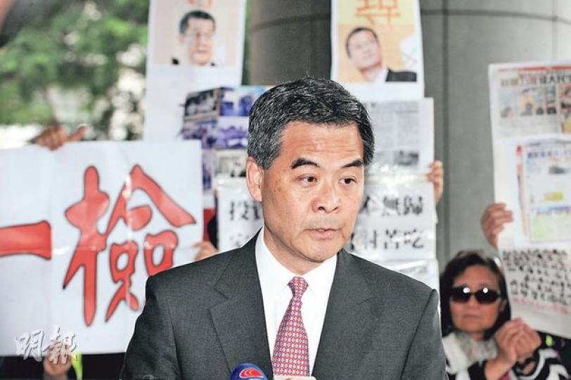 梁振英昨午在行政會議結束後表示,已計劃下周五就《印花稅修訂條例草案》刊憲,並會「從嚴草擬」,本地公司亦不會獲得豁免徵收買家印花稅,因為政府不想出現任何誘因使買家去鑽條例漏洞。(劉焌陶攝) (明報製圖) 梁振英昨午在行政會議結束後表示,已計劃下周五就《印花稅修訂條例草案》刊憲,並會「從嚴草擬」,本地公司亦不會獲得豁免徵收買家印花稅,因為政府不想出現任何誘因使買家去鑽條例漏洞。(劉焌陶攝) (明報製圖)