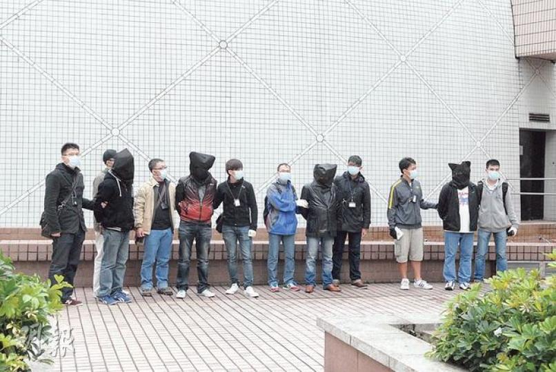 警方在尖沙嘴梳士巴利公園破獲「花槽藏大麻」案,拘捕6名南亞裔男子帶署扣查。(伍浦鋒攝) 警方在尖沙嘴梳士巴利公園破獲「花槽藏大麻」案,拘捕6名南亞裔男子帶署扣查。(伍浦鋒攝)