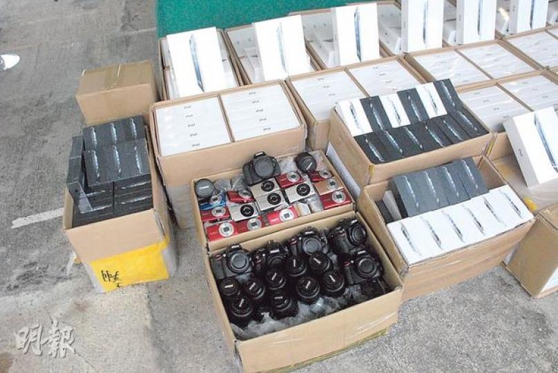 海關新界北反走私行動檢獲大批電子產品,總值逾500萬元,包括最新型號的iPhone、iPad,以及一些流行數碼相機及鏡頭,行動中並拘捕兩名男司機。(雲錦鋒攝) 海關新界北反走私行動檢獲大批電子產品,總值逾500萬元,包括最新型號的iPhone、iPad,以及一些流行數碼相機及鏡頭,行動中並拘捕兩名男司機。(雲錦鋒攝)