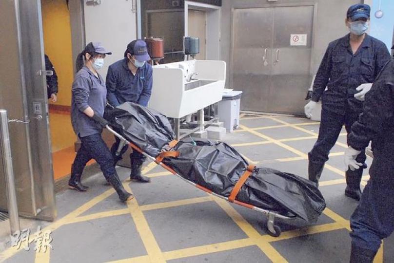 姓姚女督察疑因心臟病發倒臥家中,送院急救後證實不治,遺體由急症室舁送殮房。(楊嘉欣攝) 姓姚女督察疑因心臟病發倒臥家中,送院急救後證實不治,遺體由急症室舁送殮房。(楊嘉欣攝)