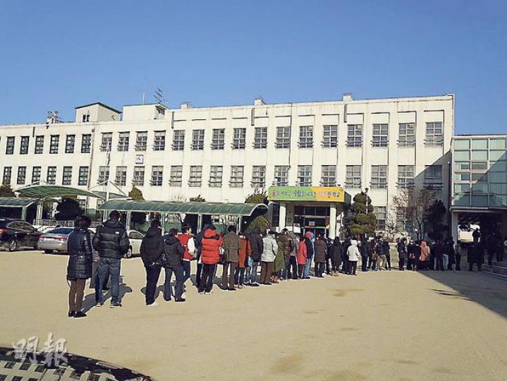 儘管寒風逼人,選民反應踴躍。首爾嘉會洞第一投票站外,出現投票的人龍。(何麗玲攝) 儘管寒風逼人,選民反應踴躍。首爾嘉會洞第一投票站外,出現投票的人龍。(何麗玲攝)