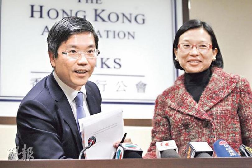 對於瑞銀有從業員在港元同業拆息報價上涉及有不當行為,金管局副總裁阮國恒(左)表示並非「走漏眼」,重申過去無發現同業拆息水平有異。右為銀行公會主席馮婉眉。(郭慶輝攝) 對於瑞銀有從業員在港元同業拆息報價上涉及有不當行為,金管局副總裁阮國恒(左)表示並非「走漏眼」,重申過去無發現同業拆息水平有異。右為銀行公會主席馮婉眉。(郭慶輝攝)