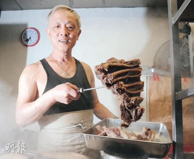 活牛價愈來愈貴,堅持用新鮮牛腩的中環大牌檔「水記牛什」老闆林建永表示,只好每碗「切少一塊半塊」,明年農曆年後更要每碗加價兩元。(劉焌陶攝) 活牛價愈來愈貴,堅持用新鮮牛腩的中環大牌檔「水記牛什」老闆林建永表示,只好每碗「切少一塊半塊」,明年農曆年後更要每碗加價兩元。(劉焌陶攝)