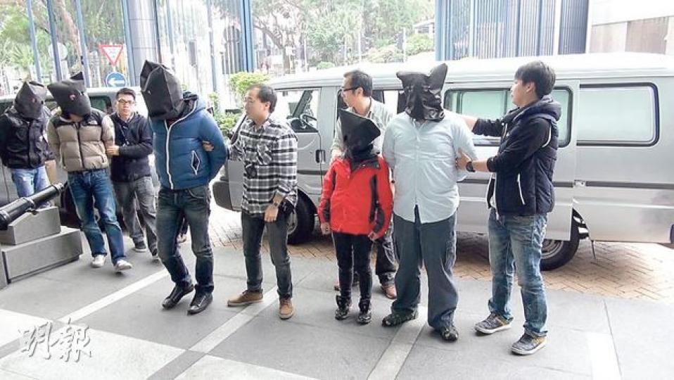 警方破獲年息高達4200厘的高利貸集團,涉及債仔約1500人及約2000萬元,行動中共拘捕17人帶署扣查。(林智傑攝) 警方破獲年息高達4200厘的高利貸集團,涉及債仔約1500人及約2000萬元,行動中共拘捕17人帶署扣查。(林智傑攝)