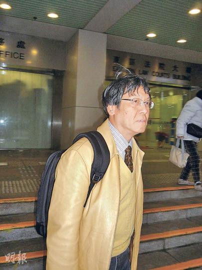 被告周鍾揚被指不斷向袁彌明示愛,令袁感到不勝其煩。(何海棠攝)袁彌明在庭上表示,她不想與被告周鍾揚有任何交流。(何海棠攝) 被告周鍾揚被指不斷向袁彌明示愛,令袁感到不勝其煩。(何海棠攝)袁彌明在庭上表示,她不想與被告周鍾揚有任何交流。(何海棠攝)