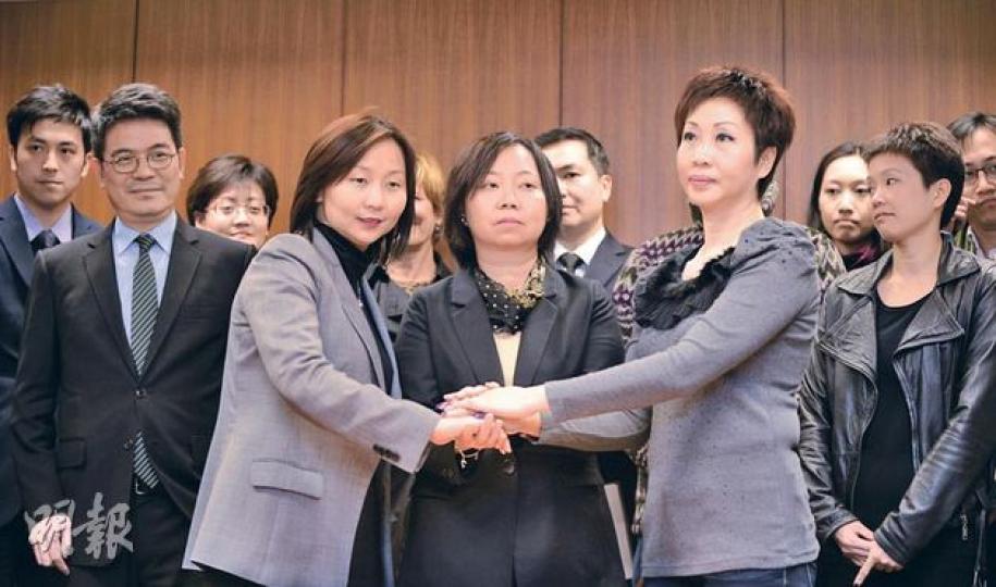 國泰勞資談判經過半個月拉鋸,昨日終於在勞工處斡旋下達成共識,資方同意改善編更及調整跨站飛行計劃,獲工會接納並取消工業行動。前排左起為國泰機艙服務員總經理吳秀蘭、勞工處首席勞工事務主任陸慧玲及國泰空中服務員工會主席黎玉嬋。(盧翊銘攝) 國泰勞資談判經過半個月拉鋸,昨日終於在勞工處斡旋下達成共識,資方同意改善編更及調整跨站飛行計劃,獲工會接納並取消工業行動。前排左起為國泰機艙服務員總經理吳秀蘭、勞工處首席勞工事務主任陸慧玲及國泰空中服務員工會主席黎玉嬋。(盧翊銘攝)