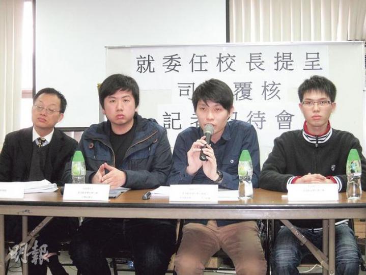 教院學生會已取得法援,計劃就《教院條例》限制學生及教職員校董委任校長之討論及投票權於明年1月內申請司法覆核,該校學生會會長黃俊邦(右二)表示,希望事件可引起其他大專院校關注,檢視相關條例。(勞雅文攝)(明報製圖) 教院學生會已取得法援,計劃就《教院條例》限制學生及教職員校董委任校長之討論及投票權於明年1月內申請司法覆核,該校學生會會長黃俊邦(右二)表示,希望事件可引起其他大專院校關注,檢視相關條例。(勞雅文攝)(明報製圖)