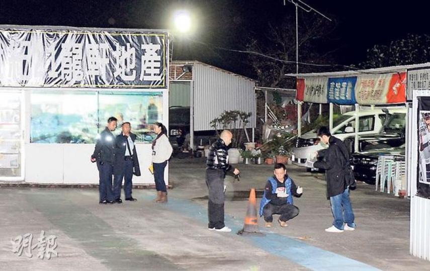 八鄉上村26號地產公司被擲燃燒彈,警方隨後派探員到場調查。(蔡方山攝) 八鄉上村26號地產公司被擲燃燒彈,警方隨後派探員到場調查。(蔡方山攝)