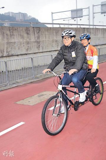 陳志雲勤練習踩雙人單車,準備出席下月舉行的慈善單車活動。(攝影/記者﹕梁榮達) 陳志雲勤練習踩雙人單車,準備出席下月舉行的慈善單車活動。(攝影/記者﹕梁榮達)