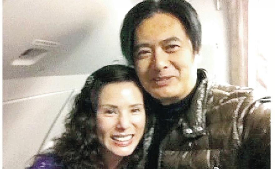 李若彤(左)遇上周潤發(右),兩人把握機會合照留念。(微博圖片) 李若彤(左)遇上周潤發(右),兩人把握機會合照留念。(微博圖片)