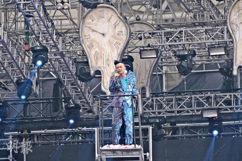 陳奕迅昨日在澳門完成第66場巡迴演唱會,他形容是完美的句號。(攝影/記者﹕陳釗、孫慧莊)陳奕迅下午開演唱會看到歌迷揮手吶喊,也不禁大讚場面好靚。(攝影/記者﹕陳釗、孫慧莊)Eason在演唱會中特別邀請一名失去雙臂的澳門歌迷Romeu上台合唱。(攝影/記者﹕陳釗、孫慧莊)坐在升降台專心唱歌的Eason藝高人膽大。(攝影/記者﹕陳釗、孫慧莊)小時候的Eason,原來是光頭仔!(攝影/記者﹕陳釗、孫慧莊) 陳奕迅昨日在澳門完成第66場巡迴演唱會,他形容是完美的句號。(攝影/記者﹕陳釗、孫慧莊)陳奕迅下午開演唱會看到歌迷揮手吶喊,也不禁大讚場面好靚。(攝影/記者﹕陳釗、孫慧莊)Eason在演唱會中特別邀請一名失去雙臂的澳門歌迷Romeu上台合唱。(攝影/記者﹕陳釗、孫慧莊)坐在升降台專心唱歌的Eason藝高人膽大。(攝影/記者﹕陳釗、孫慧莊)小時候的Eason,原來是光頭仔!(攝影/記者﹕陳釗、孫慧莊)