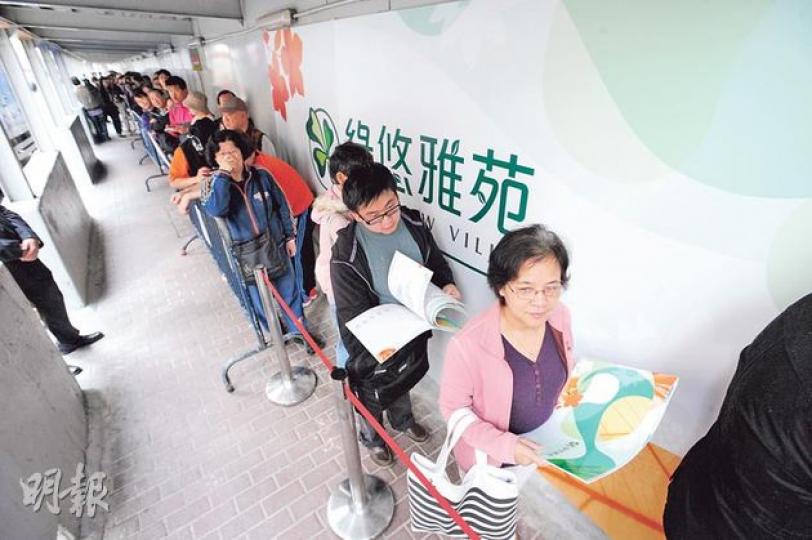 首個置安心項目綠悠雅苑首日派發申請表,到長沙灣參觀示範單位的市民全日駱驛不絕,人龍一直佔據青山道一段,及至中午更繞至鄰街,約有300人排隊等候,房協要分批安排入內參觀示範單位。(尹錦恩攝) 首個置安心項目綠悠雅苑首日派發申請表,到長沙灣參觀示範單位的市民全日駱驛不絕,人龍一直佔據青山道一段,及至中午更繞至鄰街,約有300人排隊等候,房協要分批安排入內參觀示範單位。(尹錦恩攝)