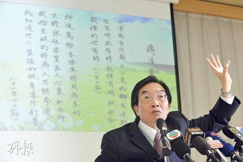 恒管校長崔康常原於2015年約滿，昨突宣布明年起改任無薪的「榮譽校長」半年，不再擔任恒管和恒商校長職務。他昨會見傳媒時，引用《聖經》金句「生有時，死有時，栽種有時，拔出所栽種的也有時」，形容自己是時候離開恒管。（鄧宗弘攝）