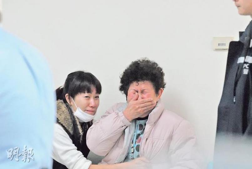 死者何九的親友到醫院了解情况，其妻女得悉死訊，相擁痛哭。（雲錦鋒攝）