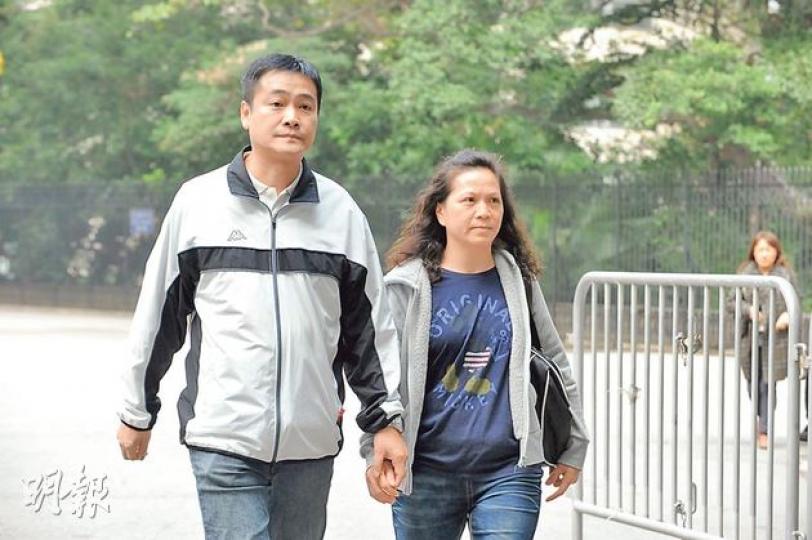 南丫二號乘客、港燈發電廠工程師羅國昌(左),自行到駕駛艙以通訊機聯絡發電廠,了解是否已報警。(劉焌陶攝)港燈技工何文棋與南丫二號其他乘客,在南丫海難中合力救起17名墮海者。(劉焌陶攝) 南丫二號乘客、港燈發電廠工程師羅國昌(左),自行到駕駛艙以通訊機聯絡發電廠,了解是否已報警。(劉焌陶攝)港燈技工何文棋與南丫二號其他乘客,在南丫海難中合力救起17名墮海者。(劉焌陶攝)