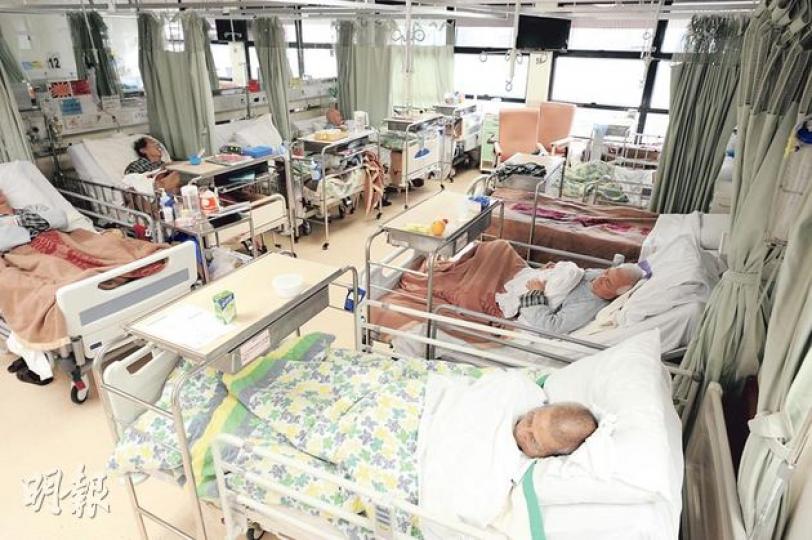 天氣轉冷,醫管局計劃加開500張臨時病牀,以應付冬季入院高峰期。圖為伊利沙伯醫院內科病房使用率「爆滿」達108%,需要加開病牀。(尹錦恩攝) 天氣轉冷,醫管局計劃加開500張臨時病牀,以應付冬季入院高峰期。圖為伊利沙伯醫院內科病房使用率「爆滿」達108%,需要加開病牀。(尹錦恩攝)