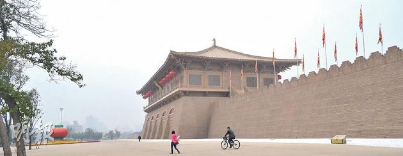 大明宮國家公園遺址重建的丹鳳門(圖 ),遺址博物館內保留了古門樓墩遺蹟(圖 2)。(張圭陽攝)(圖 2)(張圭陽攝)「大明宮國家公園遺址」是北京故宮的四倍之大,這幅是微縮景區相片,但也不能盡窺全貌。(張圭陽攝)仿含元殿現只復原了上大殿的梯級和斜坡。(張圭陽攝)大明宮國家公園遺址展覽館。(張圭陽攝)曲江池遺址公園裏的庭園,背後正興建樓房,有點煞風景。(張圭陽攝)臨潼柿子的成熟期在秋季,它只有乒乓球大小,皮薄軟甜,可以用飲筒插入吸吮。(張圭陽攝)羊或牛肉泡饃餃是遊西安必吃的。(張圭陽攝)昔日楊貴妃 大明宮國家公園遺址重建的丹鳳門(圖 ),遺址博物館內保留了古門樓墩遺蹟(圖 2)。(張圭陽攝)(圖 2)(張圭陽攝)「大明宮國家公園遺址」是北京故宮的四倍之大,這幅是微縮景區相片,但也不能盡窺全貌。(張圭陽攝)仿含元殿現只復原了上大殿的梯級和斜坡。(張圭陽攝)大明宮國家公園遺址展覽館。(張圭陽攝)曲江池遺址公園裏的庭園,背後正興建樓房,有點煞風景。(張圭陽攝)臨潼柿子的成熟期在秋季,它只有乒乓球大小,皮薄軟甜,可以用飲筒插入吸吮。(張圭陽攝)羊或牛肉泡饃餃是遊西安必吃的。(張圭陽攝)昔日楊貴妃