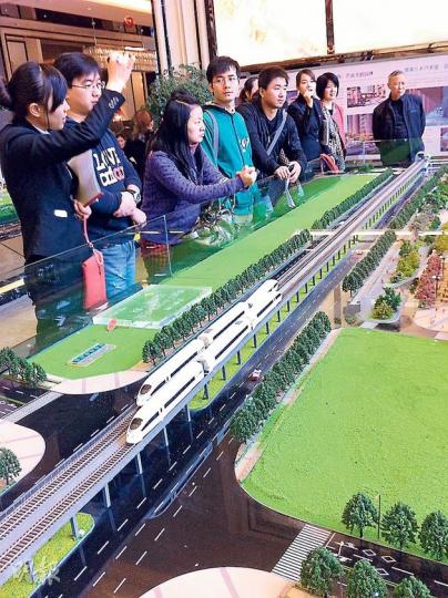 自12月以來,深圳樓市成交量遞增,更有新盤出現千人買樓情况,圖為上周六龍崗區遠洋新幹線樓盤銷售中心內,不少市民圍在樓盤模型前聽職員講解。(陳子凌攝)開盤首日逾千人爭480個單位的深圳新盤遠洋新幹線,上周六加推約百個單位,僅一個上午便賣出逾半。(陳子凌攝) 自12月以來,深圳樓市成交量遞增,更有新盤出現千人買樓情况,圖為上周六龍崗區遠洋新幹線樓盤銷售中心內,不少市民圍在樓盤模型前聽職員講解。(陳子凌攝)開盤首日逾千人爭480個單位的深圳新盤遠洋新幹線,上周六加推約百個單位,僅一個上午便賣出逾半。(陳子凌攝)