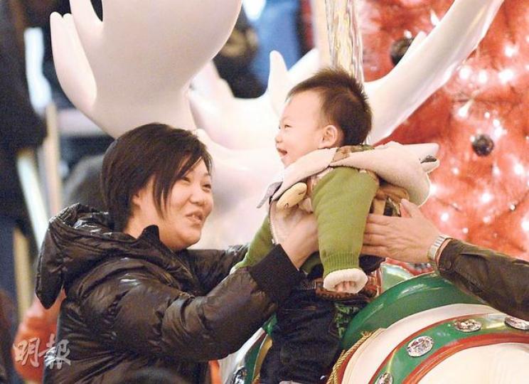 天文台昨發出霜凍警告,預料今日氣溫會降至9℃,是13年以來最寒冷的平安夜。昨晚雖然只有10℃,但無阻市民出外感受節日氣氛。(盧翊銘攝) 天文台昨發出霜凍警告,預料今日氣溫會降至9℃,是13年以來最寒冷的平安夜。昨晚雖然只有10℃,但無阻市民出外感受節日氣氛。(盧翊銘攝)