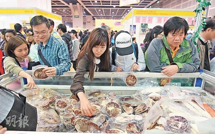 五豐行推高牛肉批發價,街市牛肉零售價急升至100元,不少市民昨趁冬日美食節開鑼,搶購100元3塊的澳洲急凍牛扒,該凍肉參展商料首日已賣出6000塊。(李澤彤攝)五豐行上調牛肉批發價,街市牛肉檔亦被迫加價,有市民嫌鮮牛肉太貴,寧改吃急凍牛肉,肉檔嘆生意大減。(李澤彤攝) 五豐行推高牛肉批發價,街市牛肉零售價急升至100元,不少市民昨趁冬日美食節開鑼,搶購100元3塊的澳洲急凍牛扒,該凍肉參展商料首日已賣出6000塊。(李澤彤攝)五豐行上調牛肉批發價,街市牛肉檔亦被迫加價,有市民嫌鮮牛肉太貴,寧改吃急凍牛肉,肉檔嘆生意大減。(李澤彤攝)