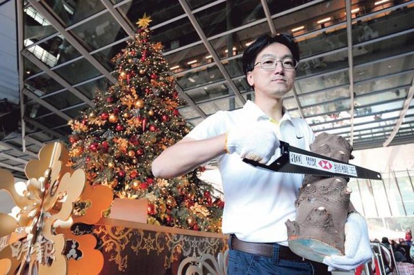 香港環境保護協會主席樊熙泰指出，香港多間大企業如匯豐均有從海外進口真聖誕樹，但大多未有與木材回收廠預約回收，節日後造成大量浪費。本報曾詢問匯豐聖誕後如何處理有關聖誕樹，但至截稿仍未獲回覆。（尹錦恩攝）