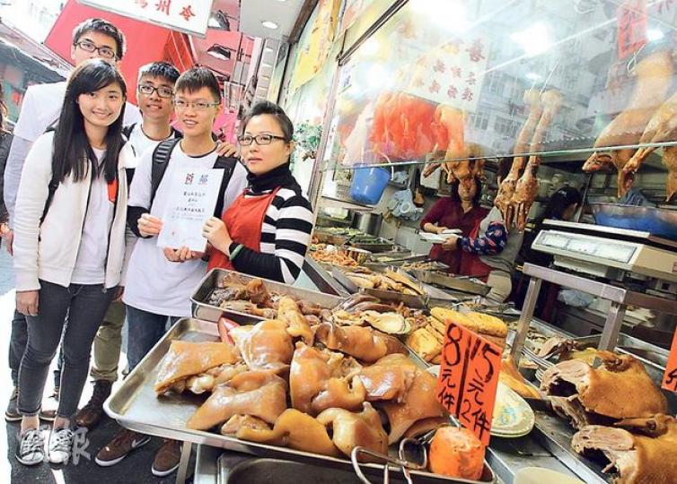 深水埗喜記潮州鹵水飯店老闆娘李太(右一)表示,長者大多喜歡吃咕嚕肉及燒味飯,眼見他們吃得開心,她倍感高興。(李澤彤攝) 深水埗喜記潮州鹵水飯店老闆娘李太(右一)表示,長者大多喜歡吃咕嚕肉及燒味飯,眼見他們吃得開心,她倍感高興。(李澤彤攝)