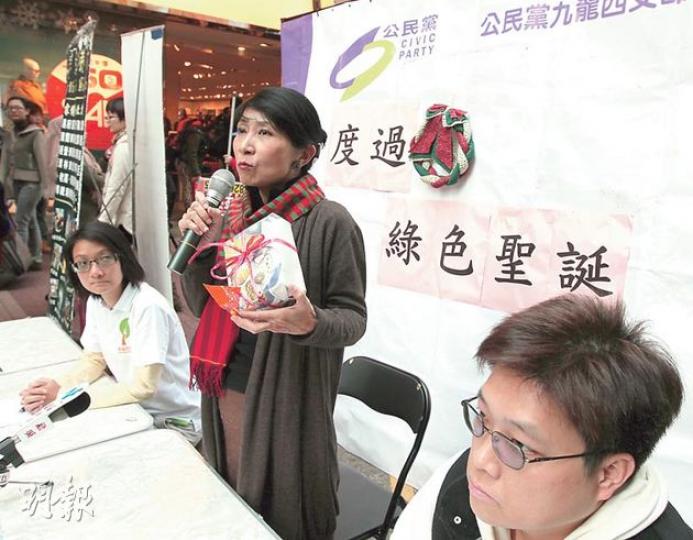 公民黨毛孟靜(中)早前接受亞視《時事追擊》關於寵物權益嘅訪問,但節目播出時嗰段訪問無咗影,佢質疑係政治審查。圖為佢噚日出席一個街頭論壇。(李澤彤攝) 公民黨毛孟靜(中)早前接受亞視《時事追擊》關於寵物權益嘅訪問,但節目播出時嗰段訪問無咗影,佢質疑係政治審查。圖為佢噚日出席一個街頭論壇。(李澤彤攝)