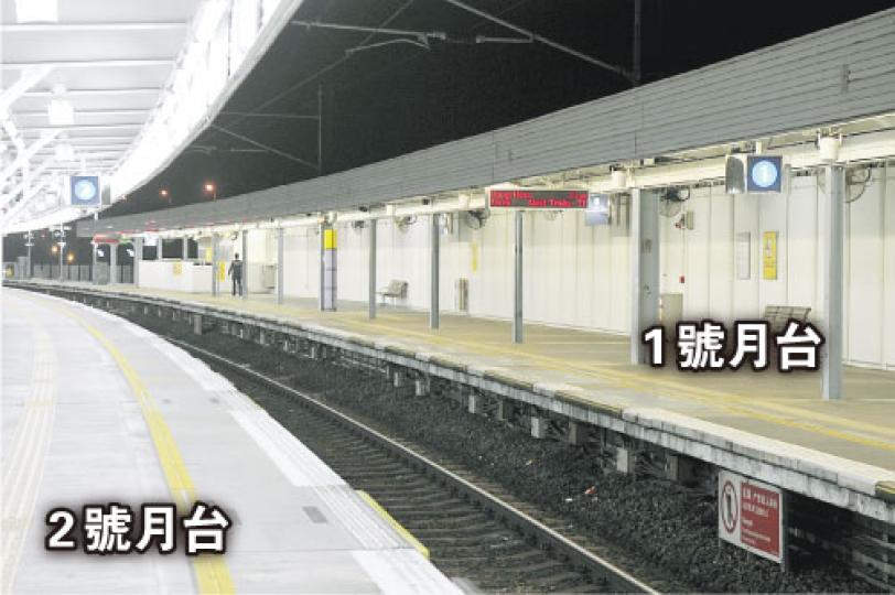 內地男子昨黃昏疑「貪方便」,乘未有列車抵站,由離站方向的1號月台跳下路軌,欲走到對面2號月台進入離境大堂,導致列車服務暫停了1分鐘。 (衛永康攝) 內地男子昨黃昏疑「貪方便」,乘未有列車抵站,由離站方向的1號月台跳下路軌,欲走到對面2號月台進入離境大堂,導致列車服務暫停了1分鐘。 (衛永康攝)