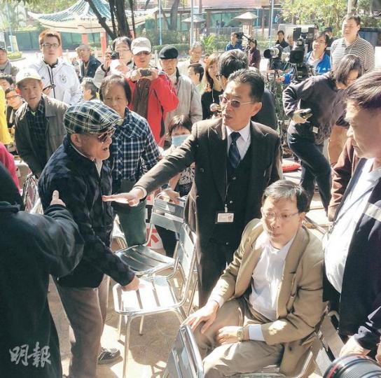 一名77歲(譯音)姓劉老翁(圖左戴格仔帽者),涉嫌於昨日在九龍城賈炳達道舉行的城市論壇上,伸腿襲擊一名51歲(譯音)姓謝男子(圖右坐下者)的左腳,被警方以「襲擊造成實際身體傷害」拘捕。(曾安迪攝) 一名77歲(譯音)姓劉老翁(圖左戴格仔帽者),涉嫌於昨日在九龍城賈炳達道舉行的城市論壇上,伸腿襲擊一名51歲(譯音)姓謝男子(圖右坐下者)的左腳,被警方以「襲擊造成實際身體傷害」拘捕。(曾安迪攝)
