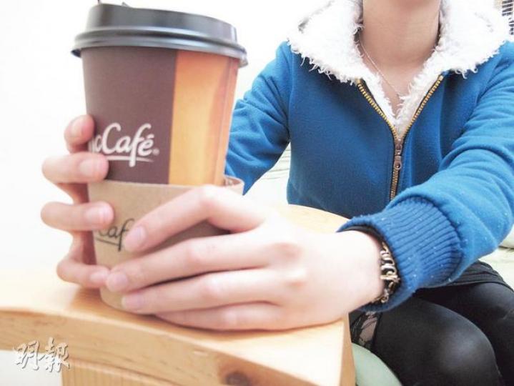 19歲的樂樂(化名)本來沒人生目標,於16歲那年生了孩子後覺悟,重拾課本,愛喝咖啡的她決心做專業咖啡師,盼未來到外國進修咖啡冲調技術,將來開一間咖啡店。(余卓善攝) 19歲的樂樂(化名)本來沒人生目標,於16歲那年生了孩子後覺悟,重拾課本,愛喝咖啡的她決心做專業咖啡師,盼未來到外國進修咖啡冲調技術,將來開一間咖啡店。(余卓善攝)
