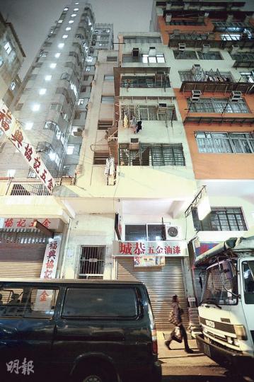 大角嘴杉樹街/橡樹街重建項目,昨日出現戲劇性發展,持有地舖的業主於收購限期完結前改變初衷,接受收購建議,令項目取得100%業權,可以落實重建。(盧翊銘攝) 大角嘴杉樹街/橡樹街重建項目,昨日出現戲劇性發展,持有地舖的業主於收購限期完結前改變初衷,接受收購建議,令項目取得100%業權,可以落實重建。(盧翊銘攝)