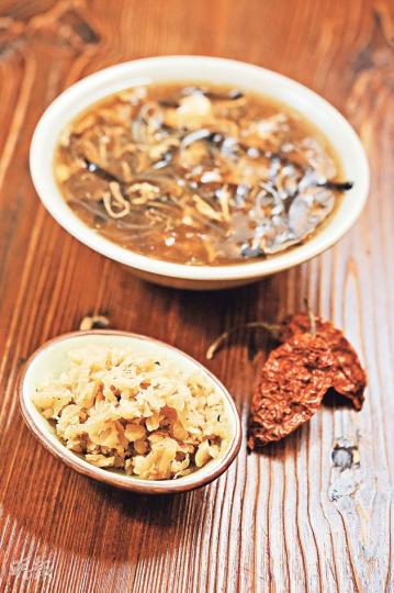 碗仔翅(上)、菜脯(下) - Florence的菜脯每日炒,加入印度鬼椒炒至乾身,濕氣蒸發,更入味。(上湯碗仔翅 $20,菜脯 $30/100克,A)(葉思雅、陳淑安攝) 碗仔翅(上)、菜脯(下) - Florence的菜脯每日炒,加入印度鬼椒炒至乾身,濕氣蒸發,更入味。(上湯碗仔翅 $20,菜脯 $30/100克,A)(葉思雅、陳淑安攝)