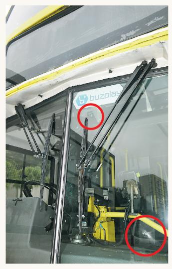 城巴車頭左邊擋風玻璃上7個氣槍BB彈孔中,兩個位於上方(近水撥,紅圈示),5個位於下方,但7個彈孔距離車長位置都不足一米。(蔡方山攝)從「連中7槍」的城巴車頭玻璃可見,其中5個氣槍BB彈造成的裂痕聚在一起,專家相信射擊巴士的氣槍可能經改裝,相信其火力大於法定的2焦耳。(蔡方山攝)城巴在銅鑼灣維園道東行線(圖右方)疑遭氣槍BB彈攻擊,7個中彈位置集中車頭左邊擋風玻璃,有專家估計「槍手」應匿藏於海旁的花槽後或躲在避風塘遊艇上開槍射擊。(黃熙麗攝) 城巴車頭左邊擋風玻璃上7個氣槍BB彈孔中,兩個位於上方(近水撥,紅圈示),5個位於下方,但7個彈孔距離車長位置都不足一米。(蔡方山攝)從「連中7槍」的城巴車頭玻璃可見,其中5個氣槍BB彈造成的裂痕聚在一起,專家相信射擊巴士的氣槍可能經改裝,相信其火力大於法定的2焦耳。(蔡方山攝)城巴在銅鑼灣維園道東行線(圖右方)疑遭氣槍BB彈攻擊,7個中彈位置集中車頭左邊擋風玻璃,有專家估計「槍手」應匿藏於海旁的花槽後或躲在避風塘遊艇上開槍射擊。(黃熙麗攝)