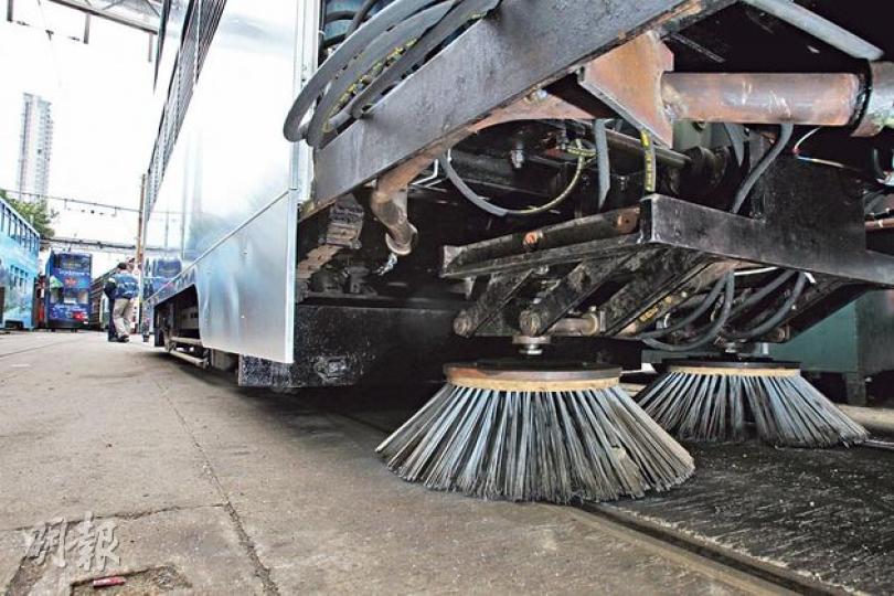 「路軌保養電車」的車廂底部加裝兩個刷頭,電車行駛時可清潔路軌上的油漬。(林俊源攝) 「路軌保養電車」的車廂底部加裝兩個刷頭,電車行駛時可清潔路軌上的油漬。(林俊源攝)