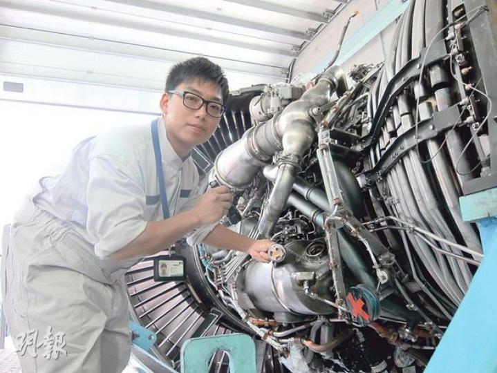 23歲的陳洲去年透過「展翅青見」計劃投身飛機維修員一職,經過12個月在職培訓,憑努力惡補英語及廣東話,終獲聘成全職維修員。(錢瑋琪攝) 23歲的陳洲去年透過「展翅青見」計劃投身飛機維修員一職,經過12個月在職培訓,憑努力惡補英語及廣東話,終獲聘成全職維修員。(錢瑋琪攝)