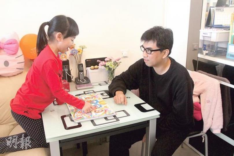謝先生(右)說,過去年半幼女穎穎(左)相伴,與她相處令他毋須「胡思亂想」,才漸漸從悲傷中走出來。(鄭穎瑩攝) 謝先生(右)說,過去年半幼女穎穎(左)相伴,與她相處令他毋須「胡思亂想」,才漸漸從悲傷中走出來。(鄭穎瑩攝)