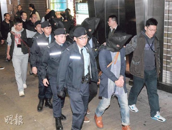 警方前晚反黑大型行動最少拘捕56人(圖),介乎17至35歲,最年輕者是學生。警方相信已瓦解數個活躍的犯罪集團。(蔡方山攝) 警方前晚反黑大型行動最少拘捕56人(圖),介乎17至35歲,最年輕者是學生。警方相信已瓦解數個活躍的犯罪集團。(蔡方山攝)