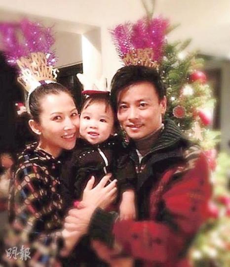張晉與女兒楚兒,加上蔡少芬及腹中BB溫馨共度聖誕節。(微博圖片) 張晉與女兒楚兒,加上蔡少芬及腹中BB溫馨共度聖誕節。(微博圖片)