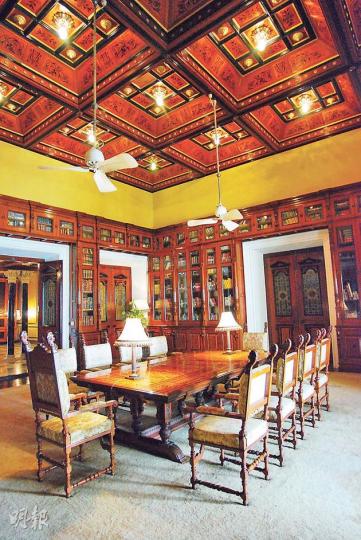 圖書館用上優質木材,襯出書卷味。(黃潔玲攝)在Taj Falaknuma Palace,海得拉巴盡收眼底。(黃潔玲攝)酒店的中庭,留有大片綠色。(黃潔玲攝)Taj Falaknuma Palace採用西式建築風格,並派出馬車迎接每位入住的客人。(黃潔玲攝)進入皇宮的第一個空間,天花採用了立體繪畫法,不同角度會看出不一樣的畫面。(黃潔玲攝)大理石地板自然不是普通一塊,樓梯旁列着36名派駐印度的英國總督的畫像及圖片。(黃潔玲攝)(明報製圖) 圖書館用上優質木材,襯出書卷味。(黃潔玲攝)在Taj Falaknuma Palace,海得拉巴盡收眼底。(黃潔玲攝)酒店的中庭,留有大片綠色。(黃潔玲攝)Taj Falaknuma Palace採用西式建築風格,並派出馬車迎接每位入住的客人。(黃潔玲攝)進入皇宮的第一個空間,天花採用了立體繪畫法,不同角度會看出不一樣的畫面。(黃潔玲攝)大理石地板自然不是普通一塊,樓梯旁列着36名派駐印度的英國總督的畫像及圖片。(黃潔玲攝)(明報製圖)