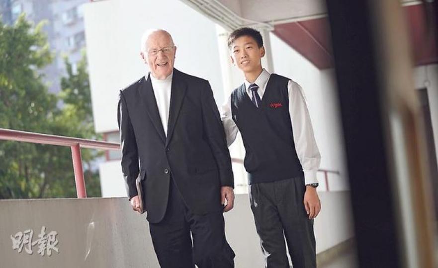 香港華仁中二生邵振榮(右)苦讀自強,獲神秘華仁校友尹先生賞識,答允全數資助學習費至他大學畢業。不願出鏡的尹先生(化名)稱,盼承傳前校監狄恒神父(左)的「平民教育」精神,回饋下一代學弟。圖為振榮及狄恒神父參與新會商會學校港大聖誕活動時留影。(鄧宗弘攝)邵振榮的媽媽(左)十分感激神秘校友的財政幫助,令振榮的學業生活更多姿多彩。(鄧宗弘攝) 香港華仁中二生邵振榮(右)苦讀自強,獲神秘華仁校友尹先生賞識,答允全數資助學習費至他大學畢業。不願出鏡的尹先生(化名)稱,盼承傳前校監狄恒神父(左)的「平民教育」精神,回饋下一代學弟。圖為振榮及狄恒神父參與新會商會學校港大聖誕活動時留影。(鄧宗弘攝)邵振榮的媽媽(左)十分感激神秘校友的財政幫助,令振榮的學業生活更多姿多彩。(鄧宗弘攝)